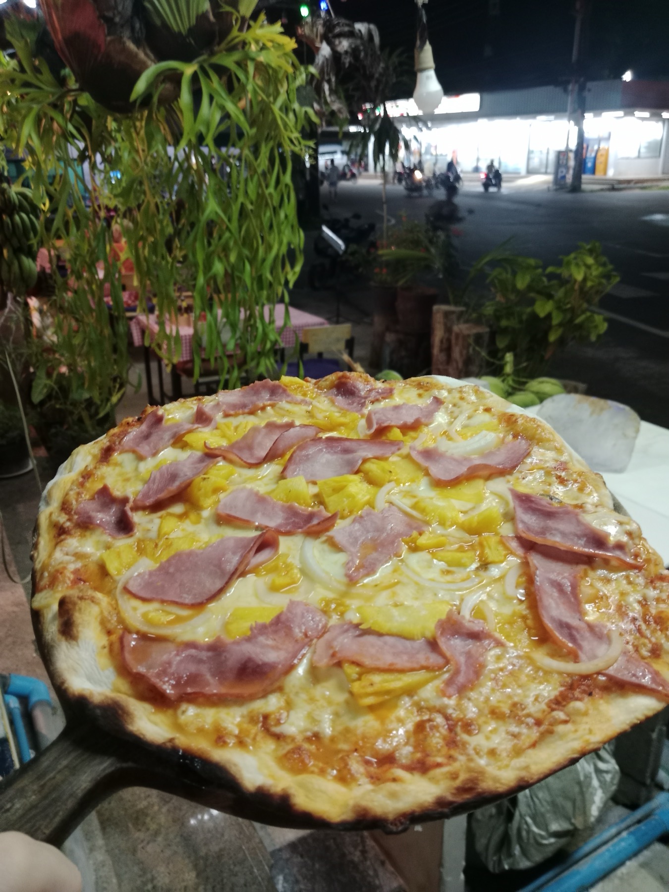 Servierfertige Pizza mit Schinken und Ananas