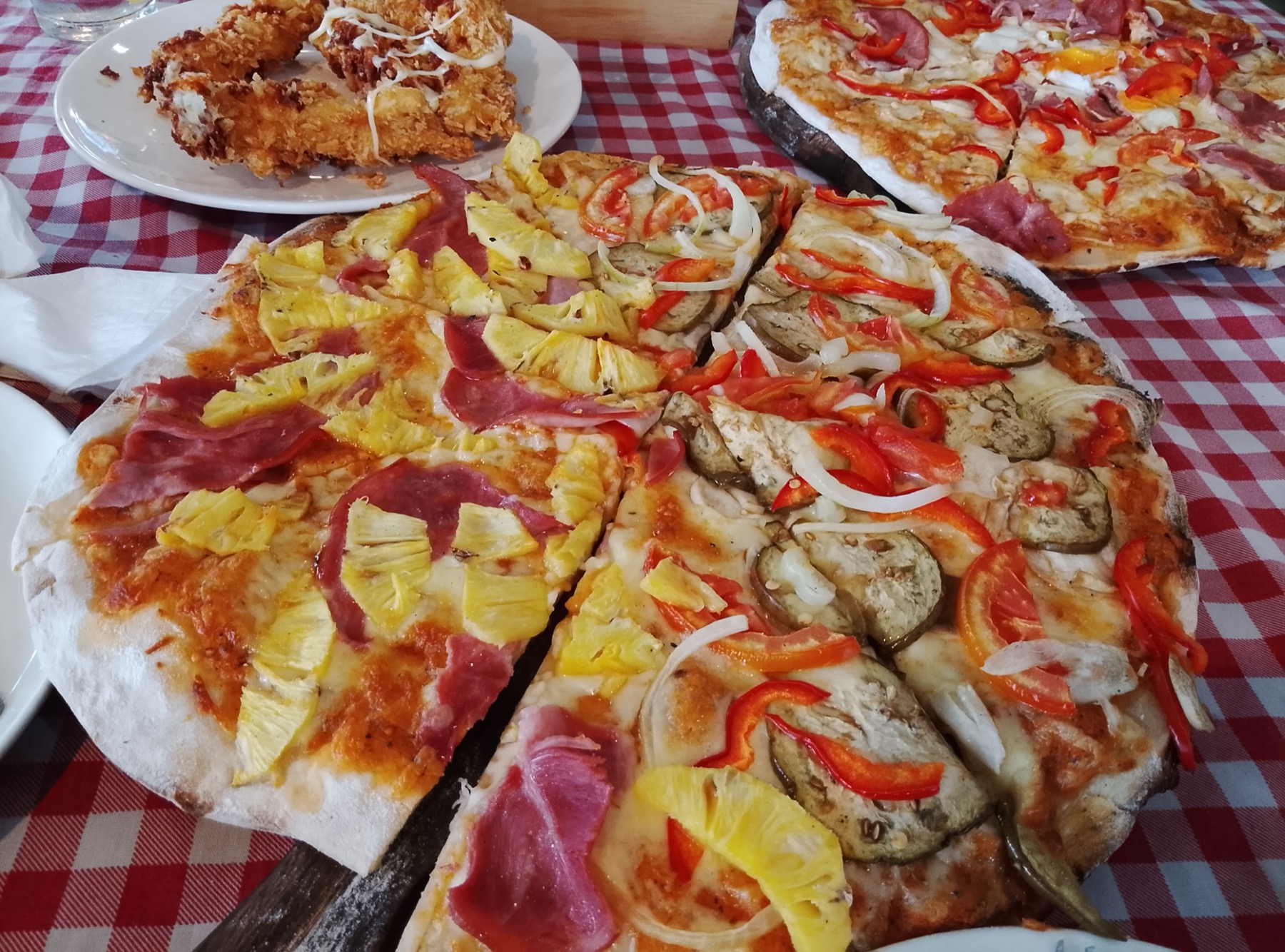 Ein Tisch voller Casa-Mia-Pizzen
