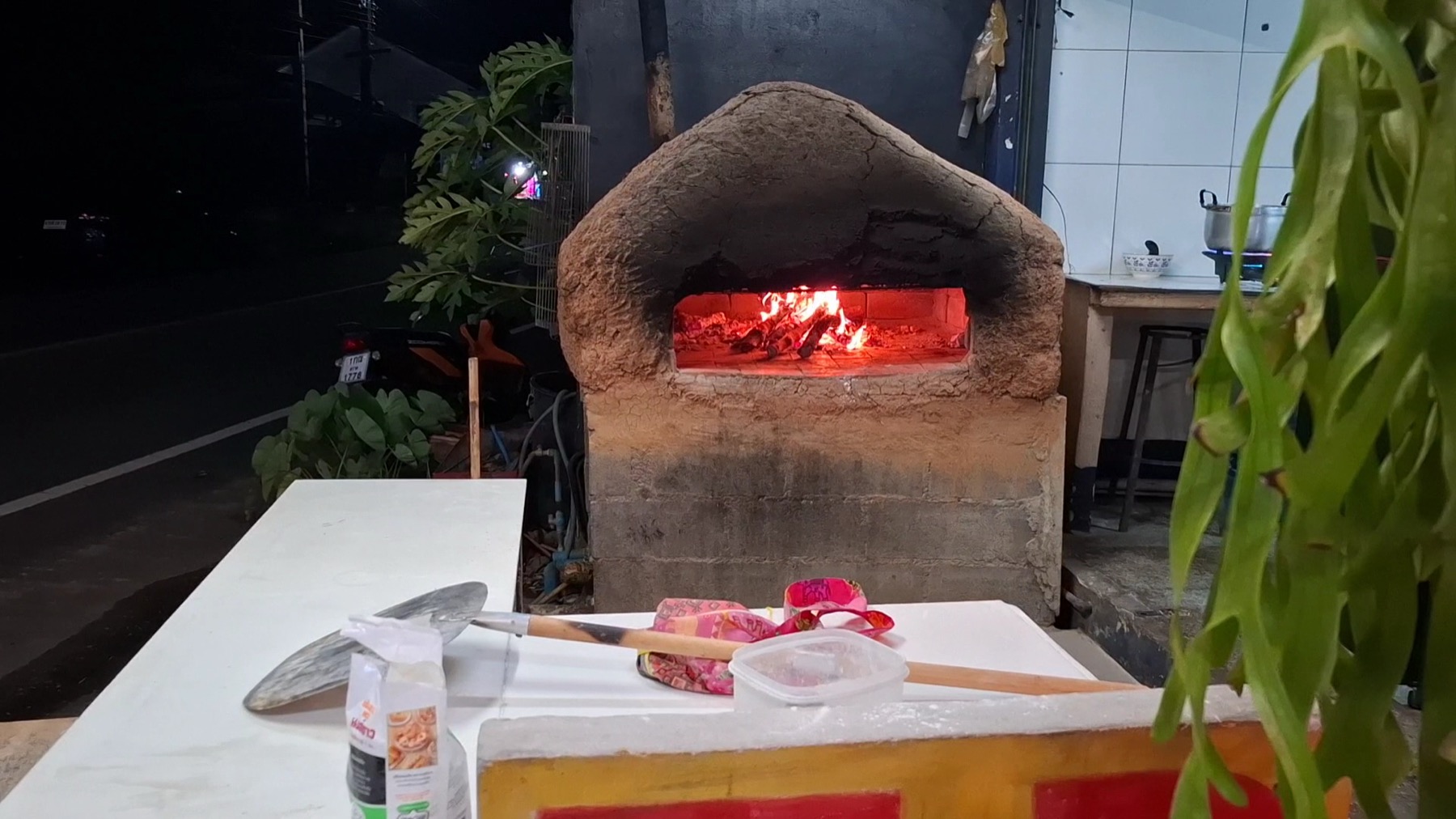 Feuer im Holzofen von Casa Mia