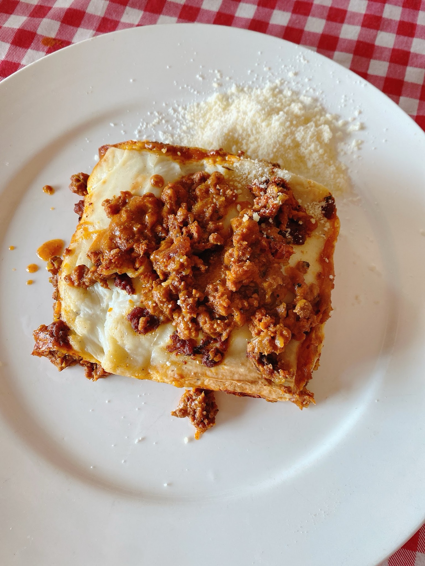 Casa-Mia-Lasagne auf einem weißen Teller